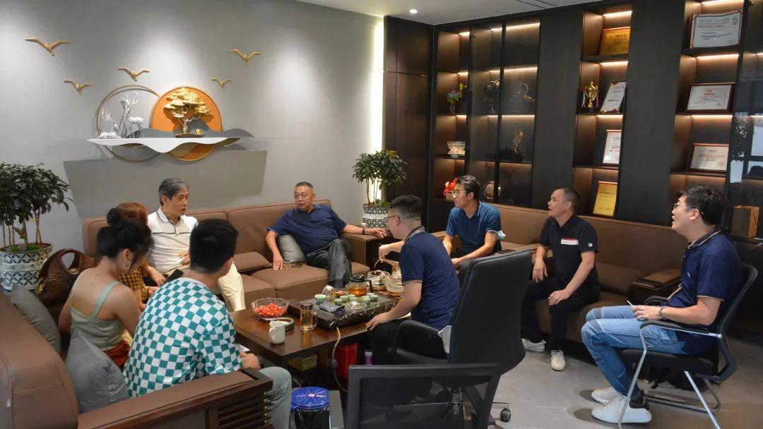 微水泥新品广受关注，吸引中国建筑卫生陶瓷协会宫秘书长前来参观考察！